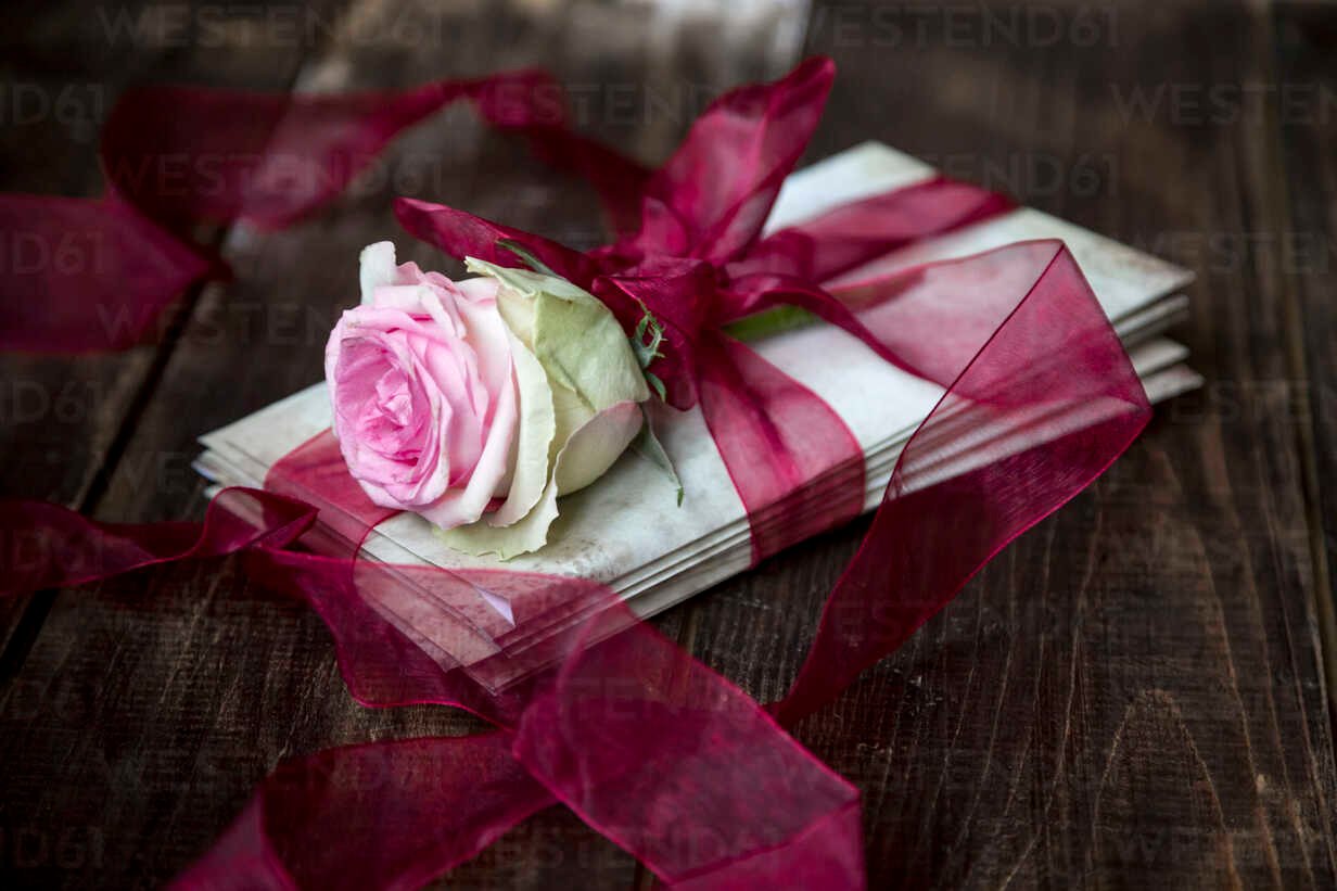 10 Romantic Birthday Gifts Your Girlfriend Will Love